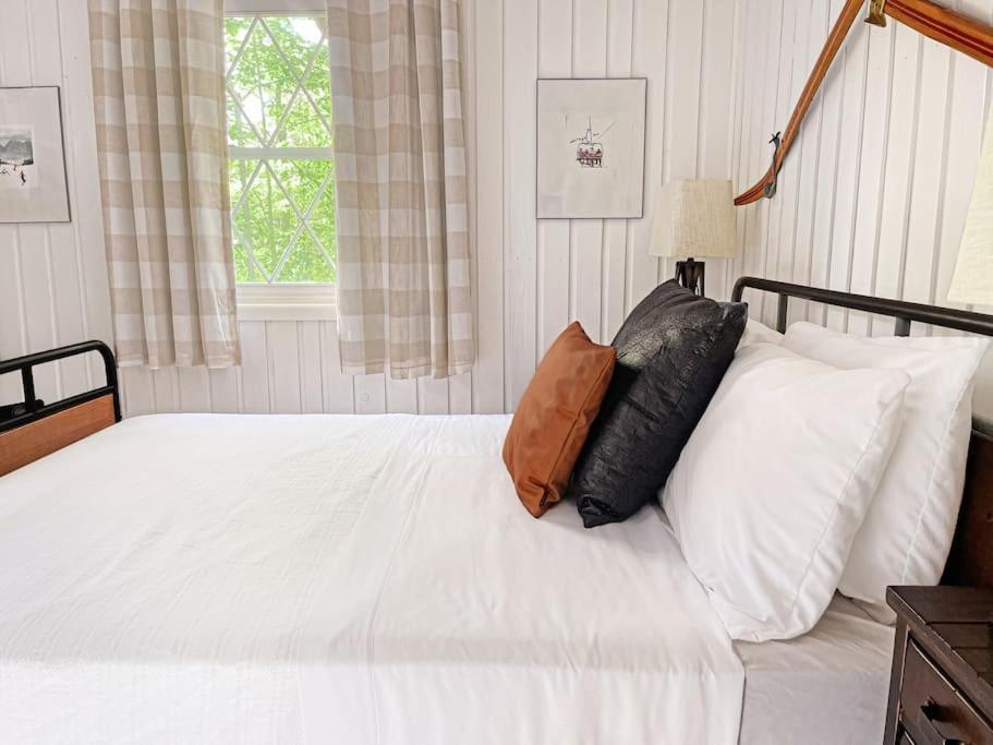 Stylish And Cozy Cabin, Walking Distance To Big Bass Lake Gouldsboro 外观 照片