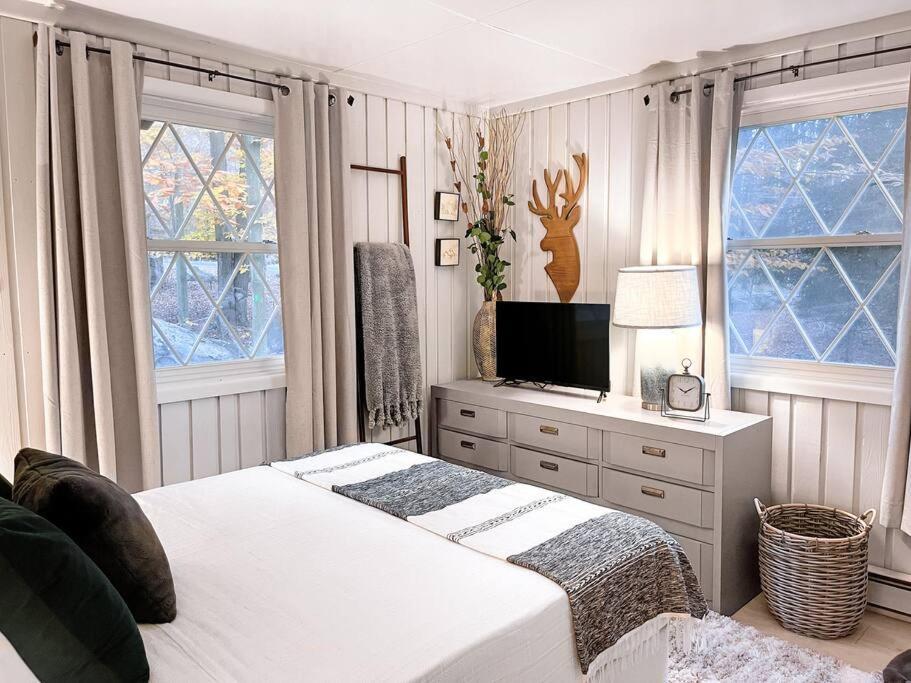 Stylish And Cozy Cabin, Walking Distance To Big Bass Lake Gouldsboro 外观 照片